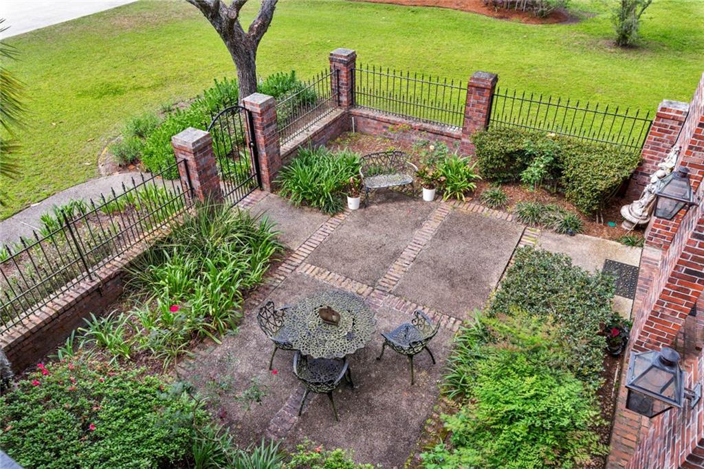 4 FOREST OAKS Drive