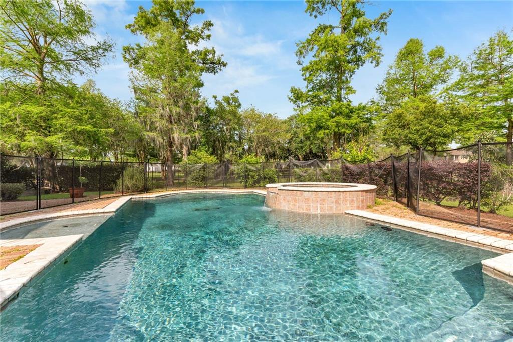 4 FOREST OAKS Drive