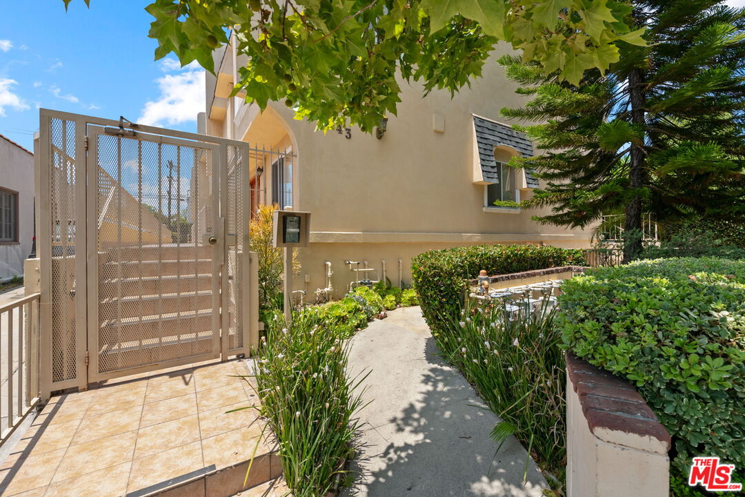 843 N Martel Ave Unit: 2