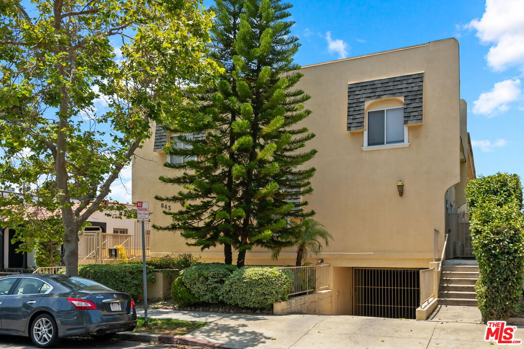 843 N Martel Ave Unit: 2