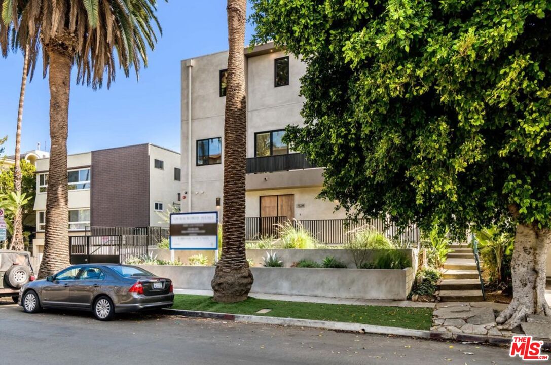 530 N Hayworth Ave Unit: 1/2