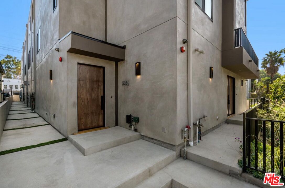 530 N Hayworth Ave Unit: 1/2