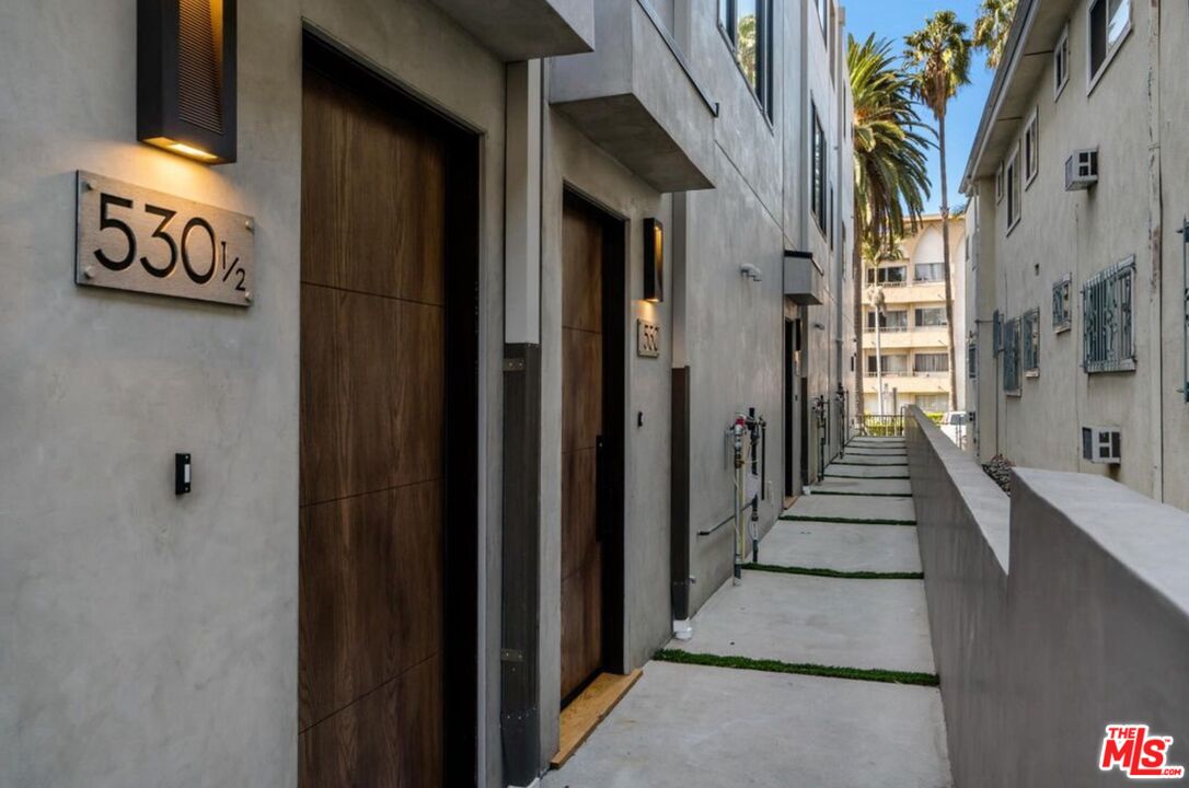 530 N Hayworth Ave Unit: 1/2