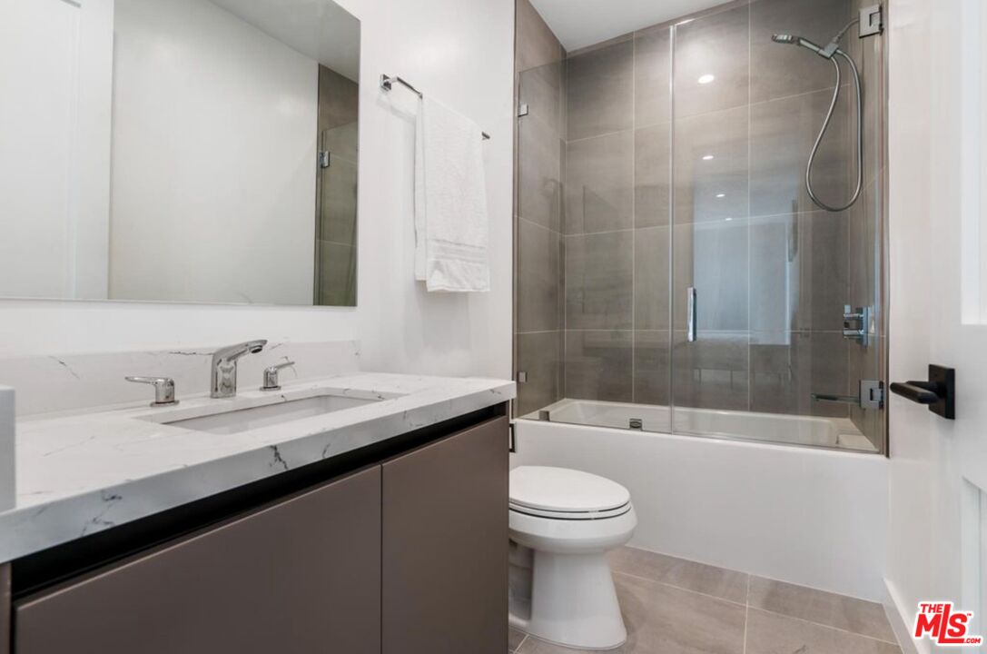 530 N Hayworth Ave Unit: 1/2