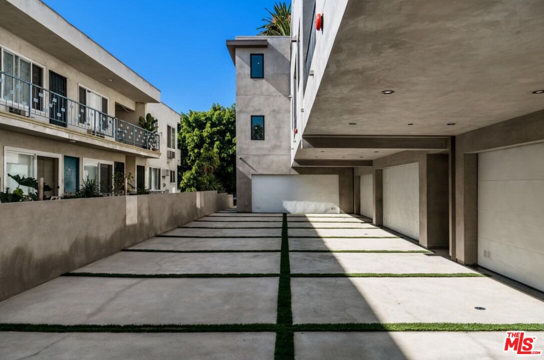 530 N Hayworth Ave Unit: 1/2