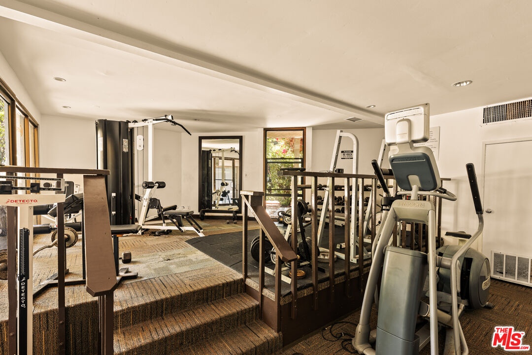 950 N Kings Rd Unit: 307