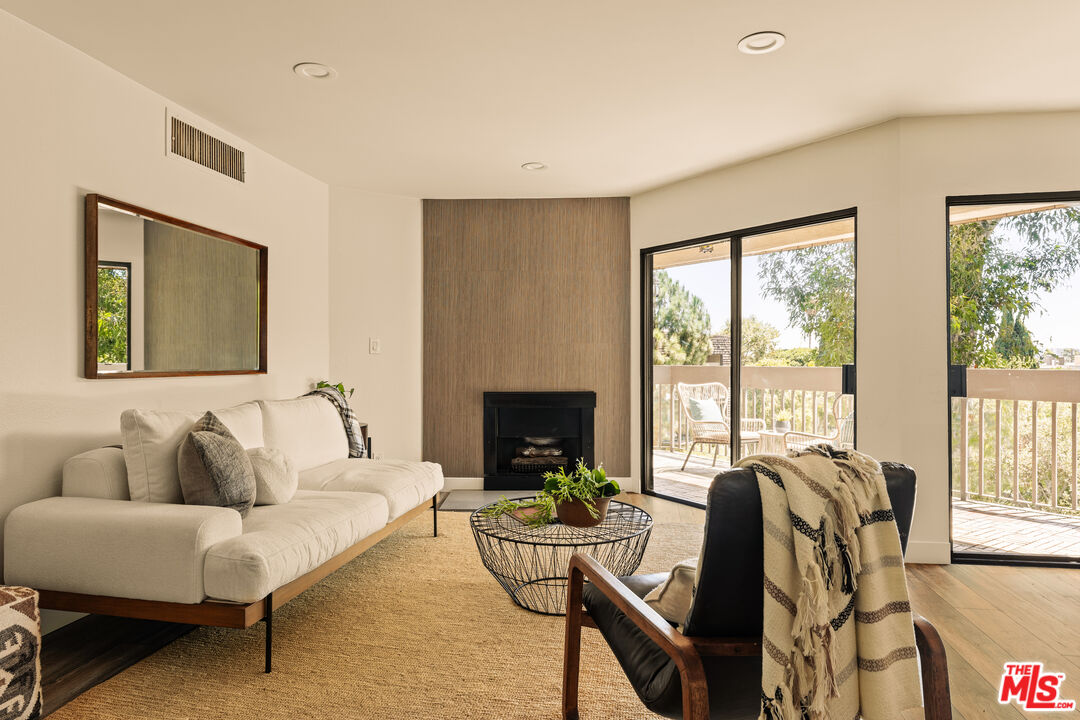 950 N Kings Rd Unit: 307