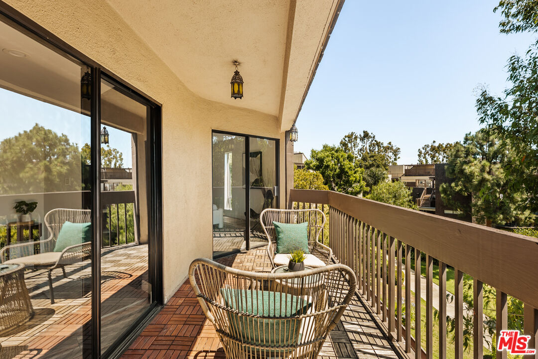 950 N Kings Rd Unit: 307