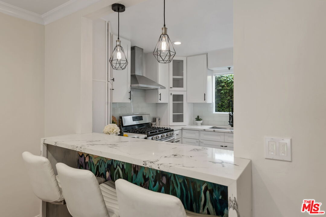 843 N Martel Ave Unit: 2