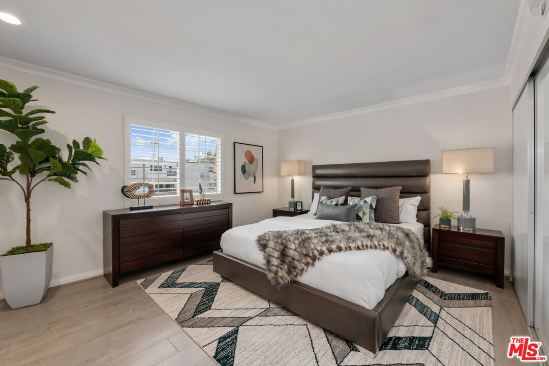 843 N Martel Ave Unit: 2