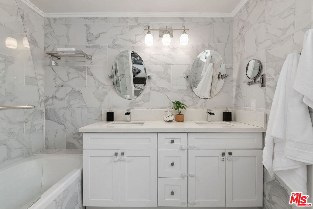 843 N Martel Ave Unit: 2