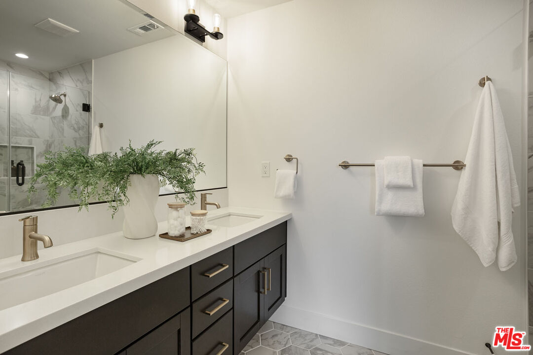 11220 W Lyon Ln Unit: 11