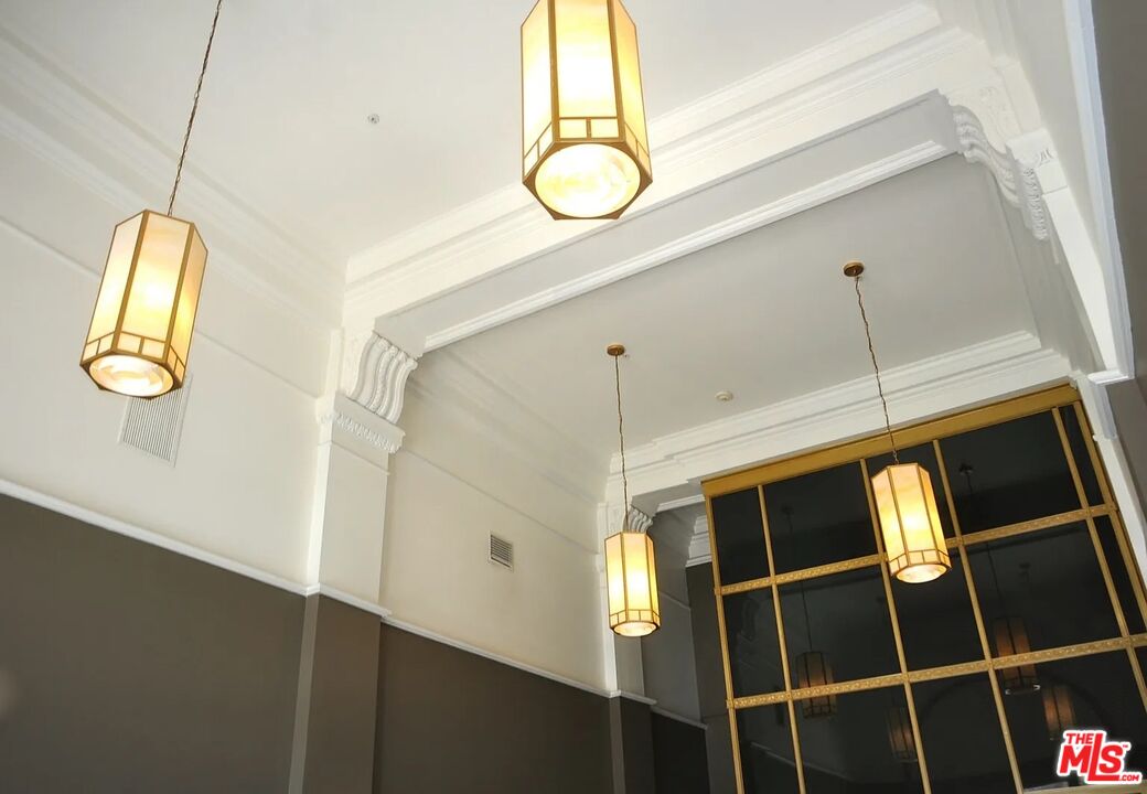 257 S Spring St Unit: 4L