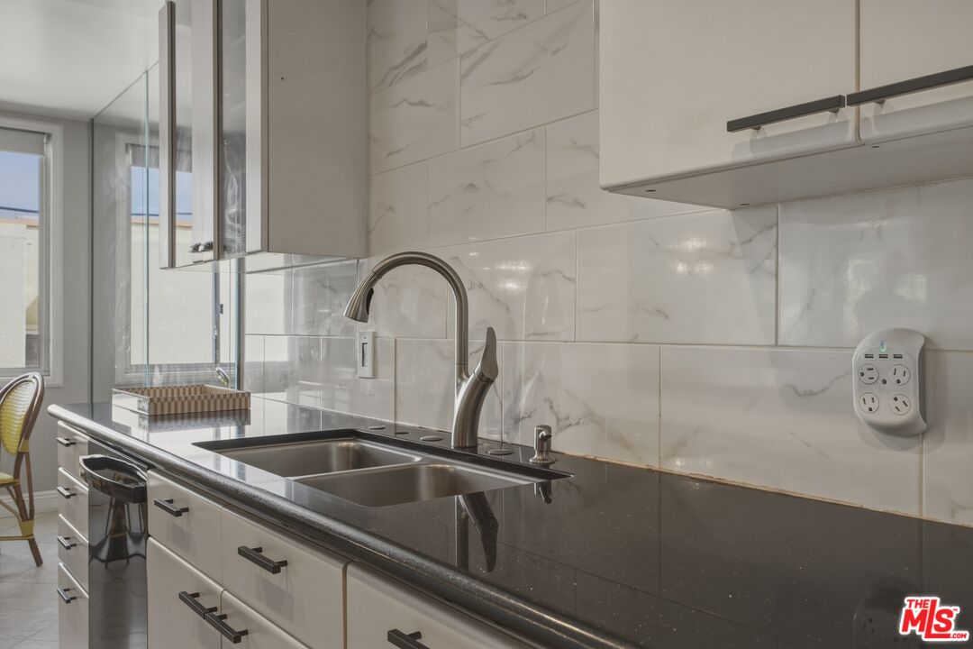 5301 Balboa Blvd Unit: F8