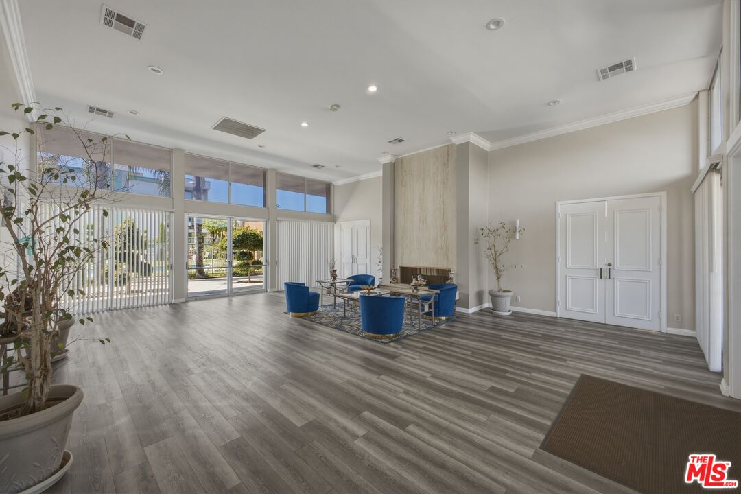 5301 Balboa Blvd Unit: F8