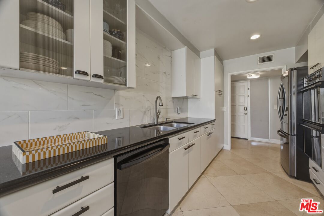 5301 Balboa Blvd Unit: F8