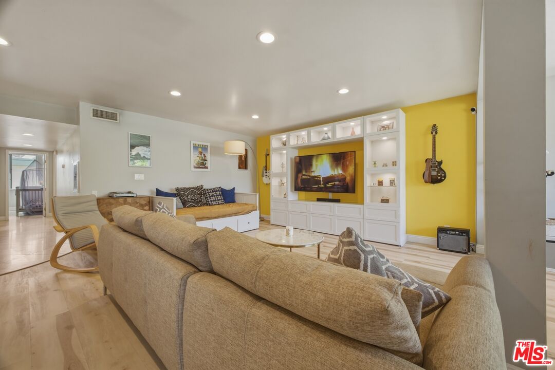 5301 Balboa Blvd Unit: F8