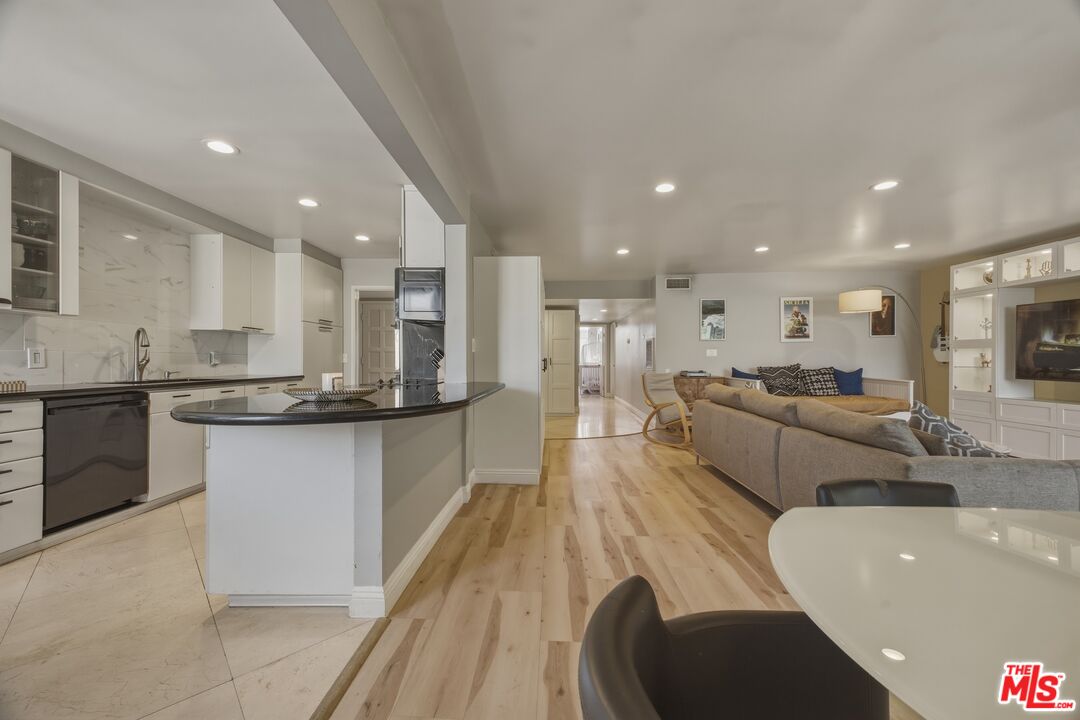 5301 Balboa Blvd Unit: F8