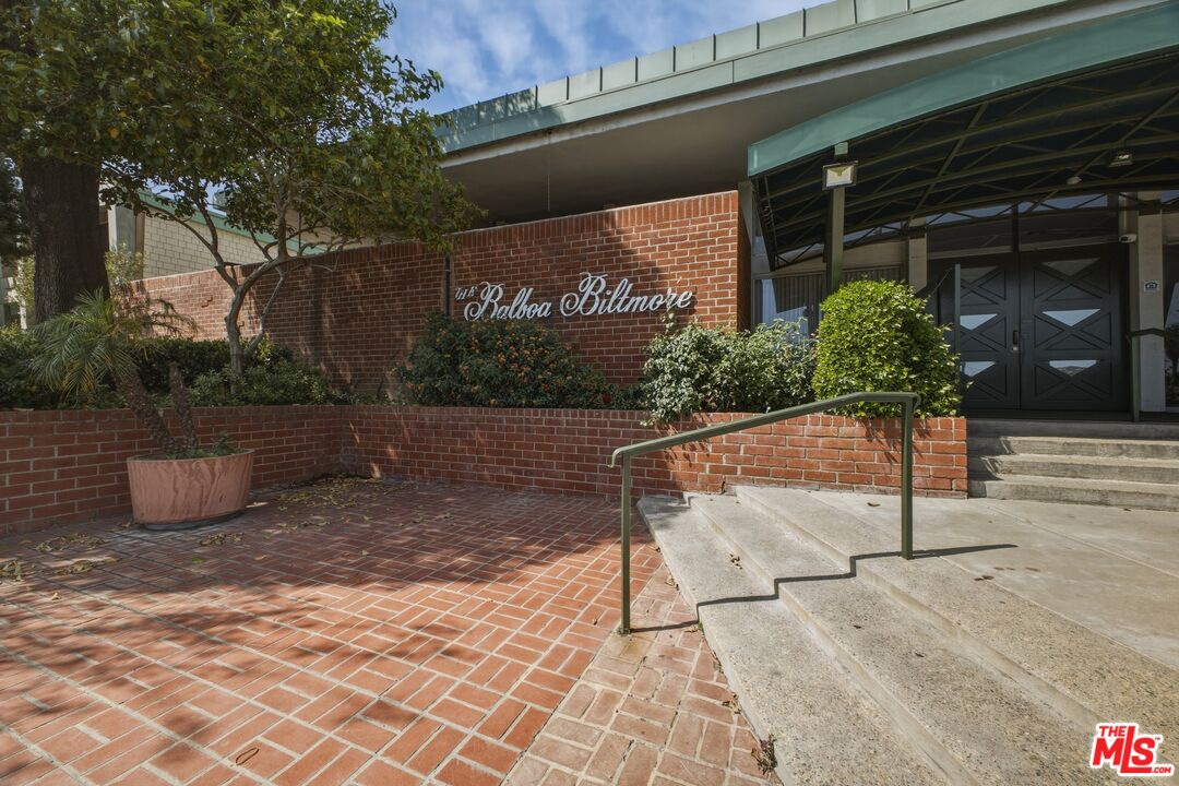 5301 Balboa Blvd Unit: F8