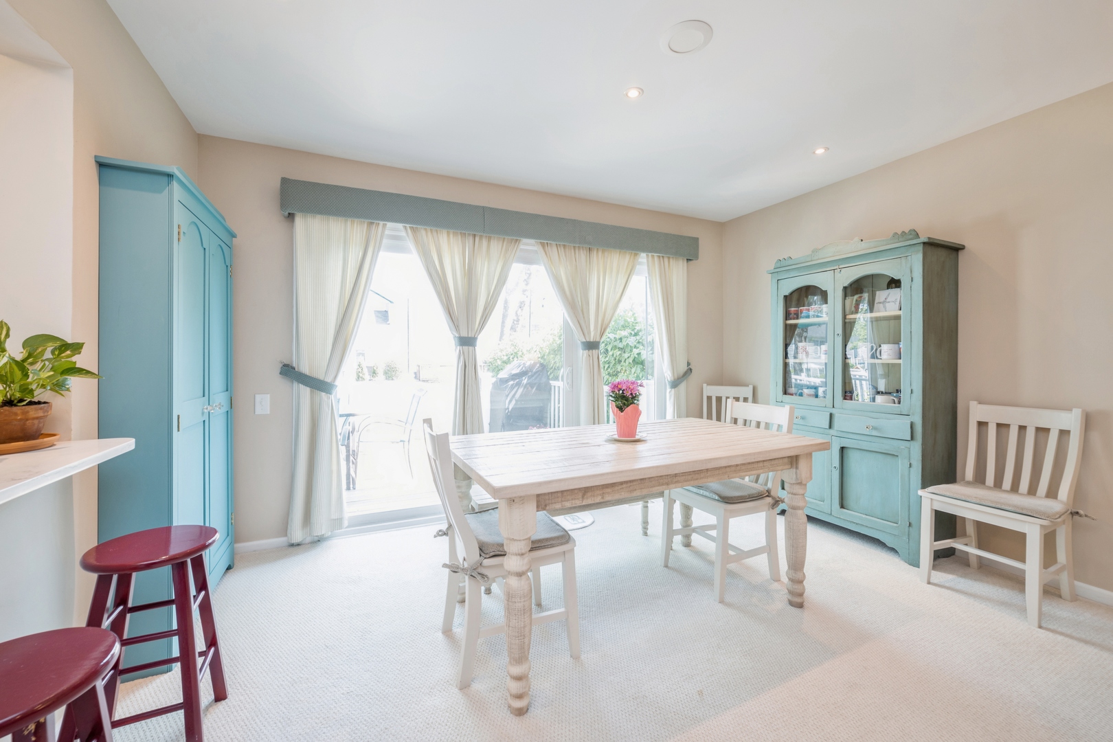 1986 College Green Drive