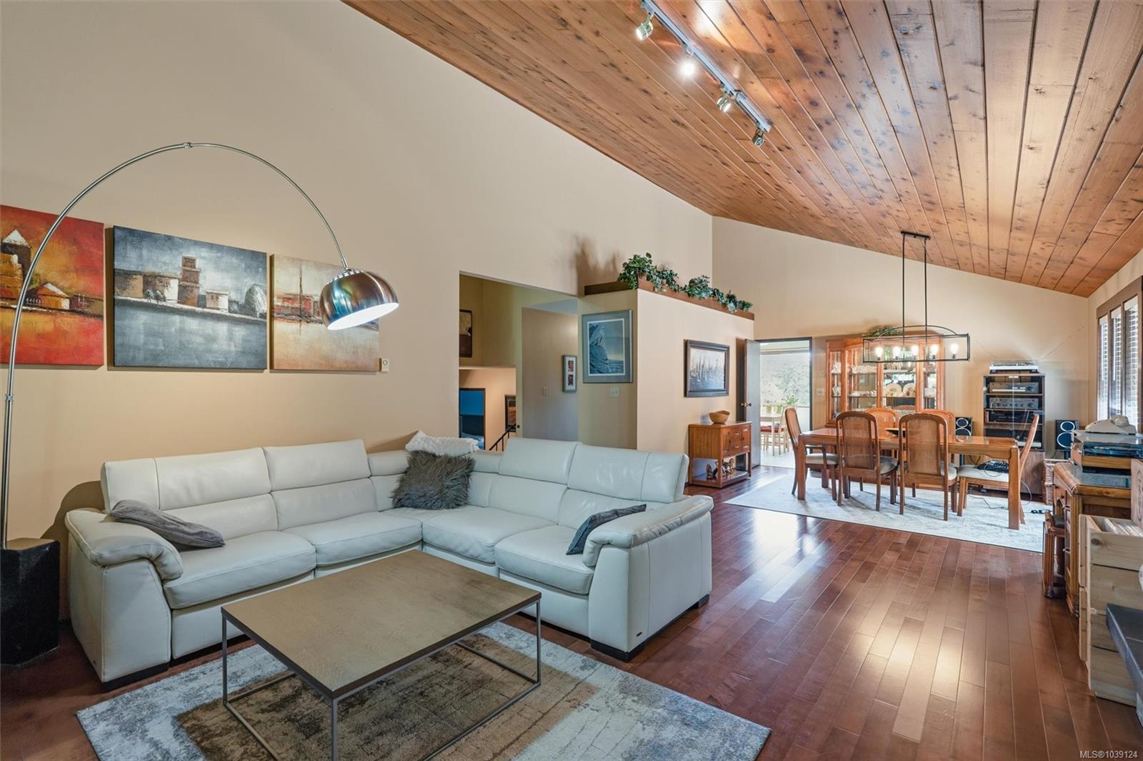 907 Woodhall Dr