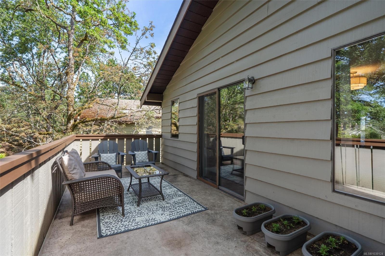 907 Woodhall Dr