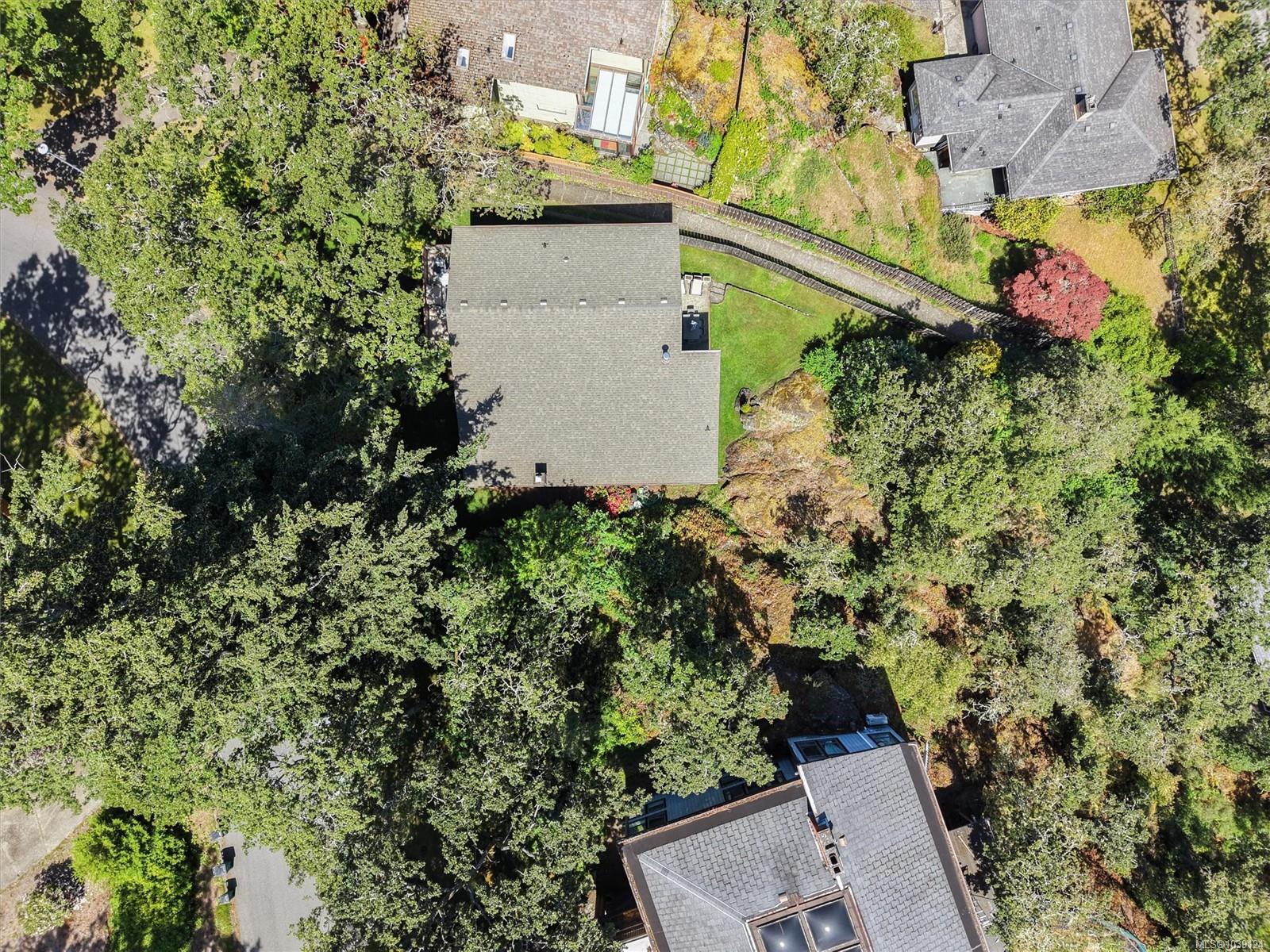 907 Woodhall Dr