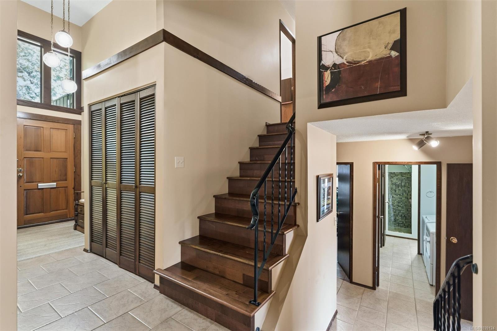907 Woodhall Dr