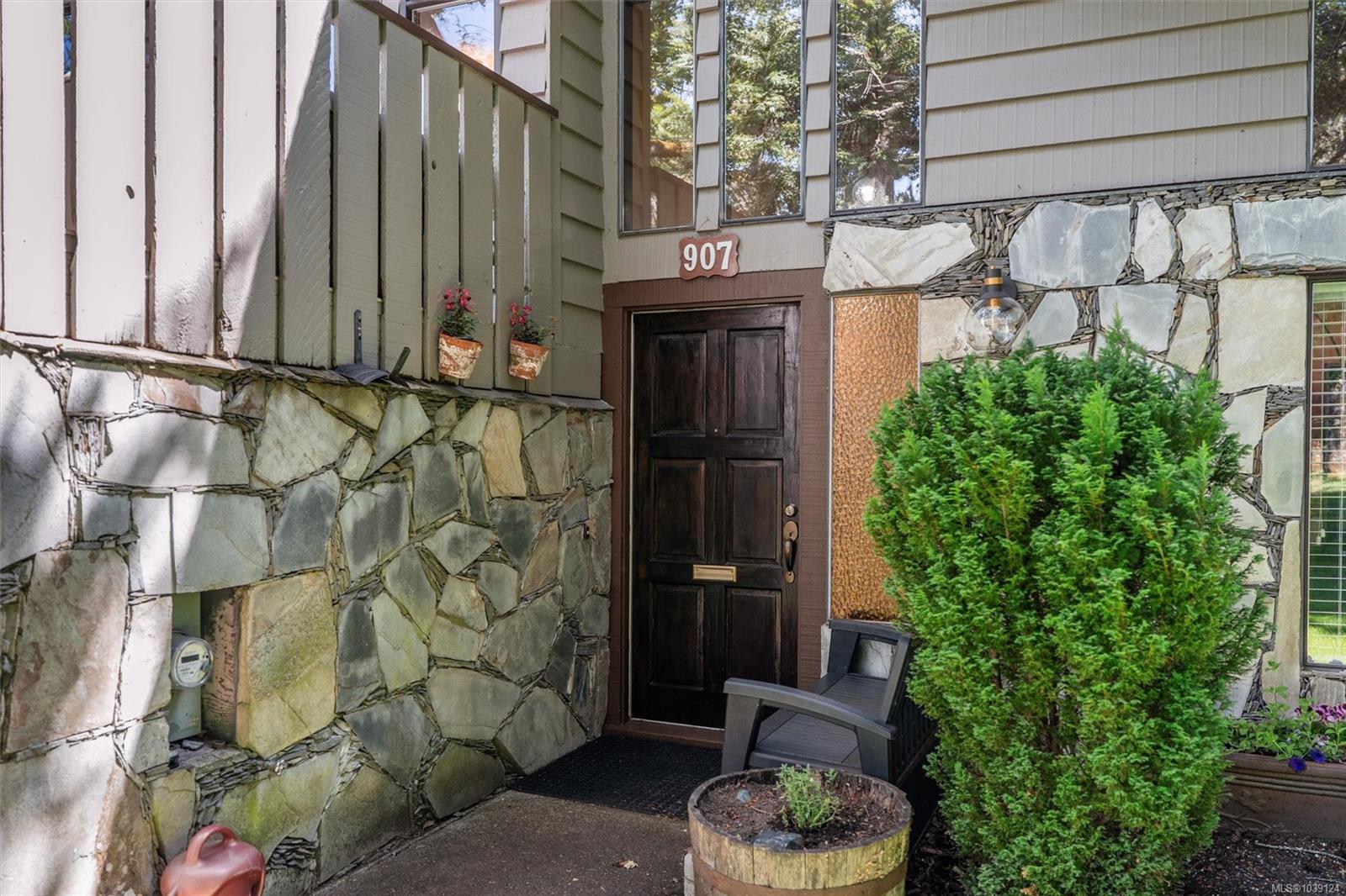 907 Woodhall Dr
