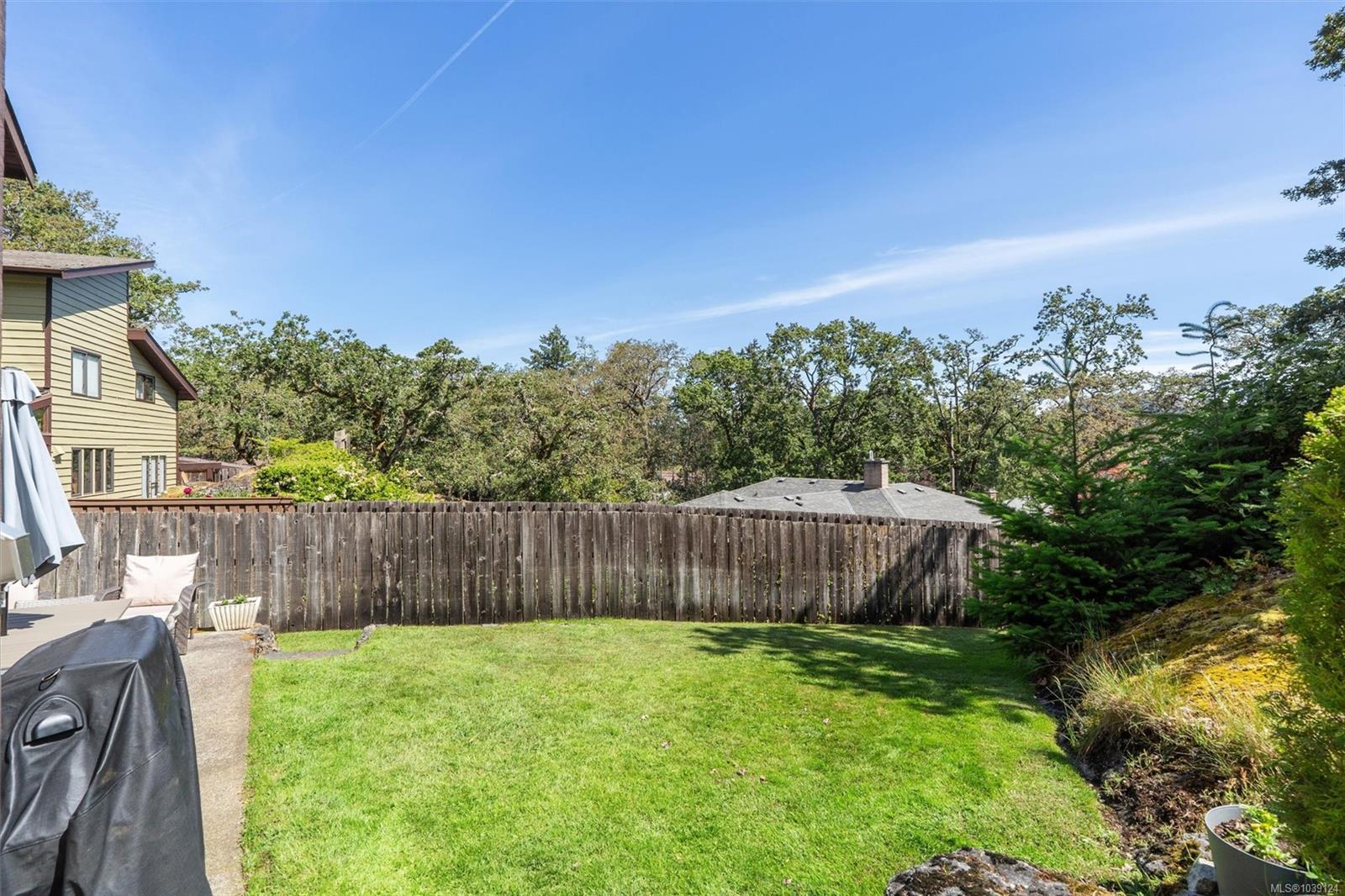 907 Woodhall Dr