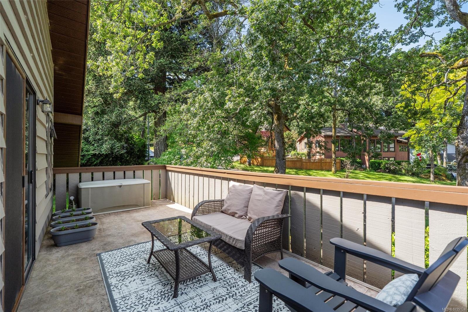 907 Woodhall Dr