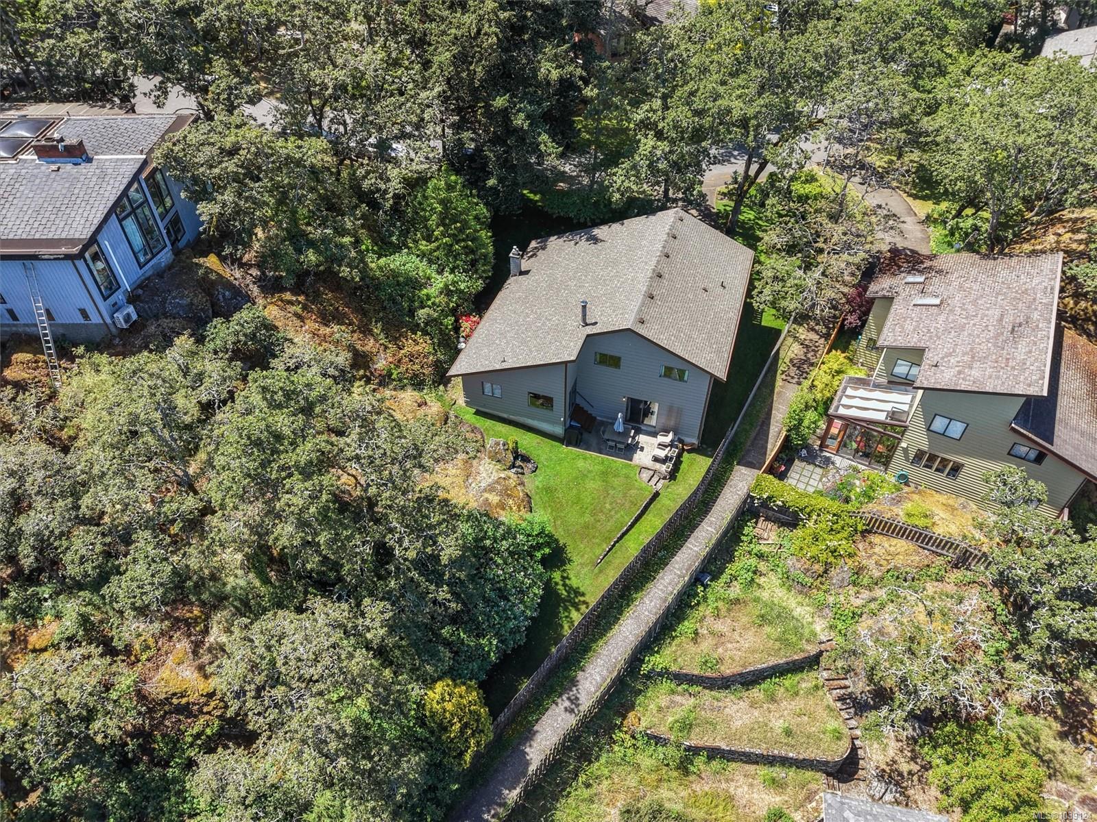 907 Woodhall Dr