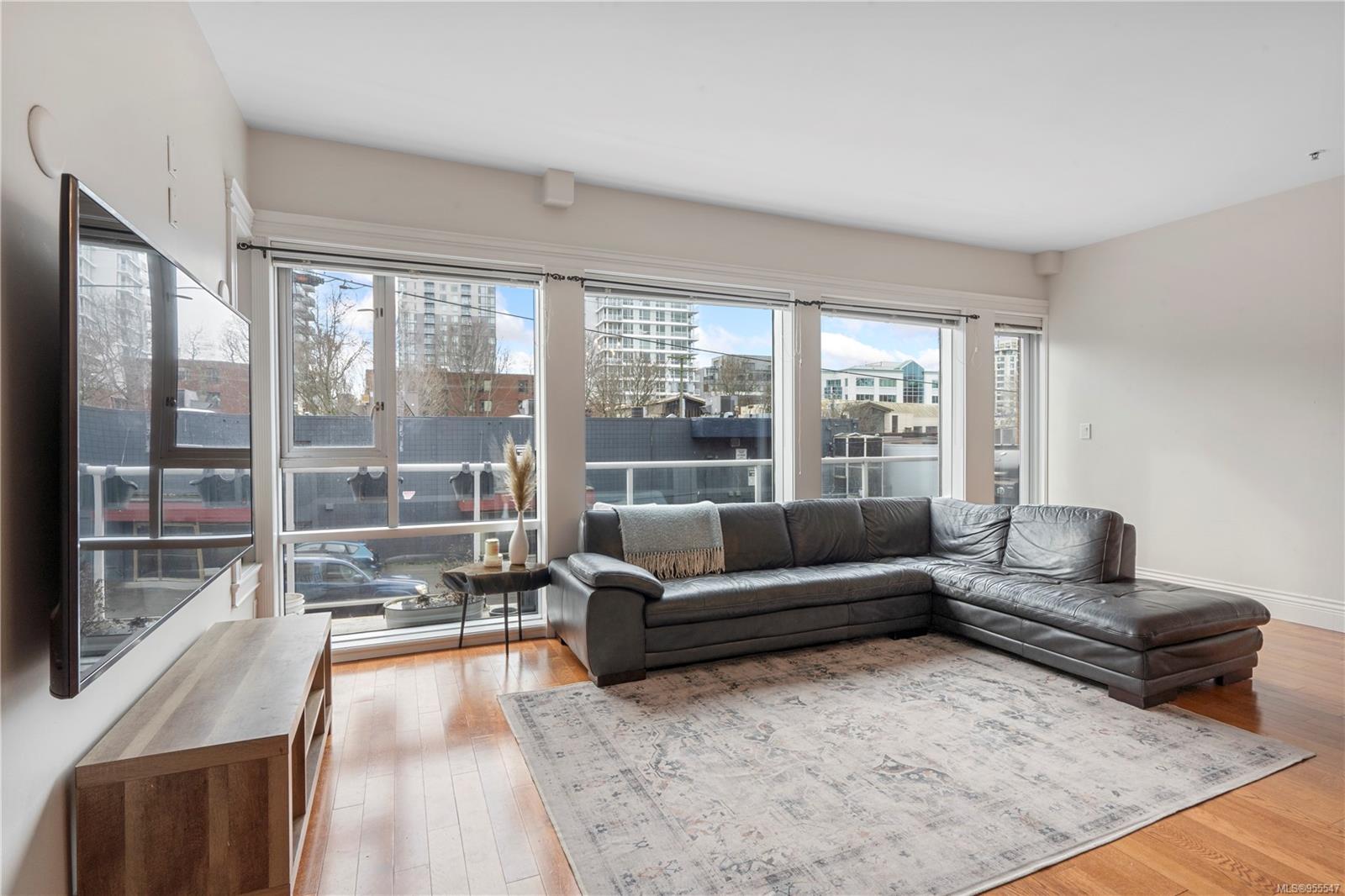 1602 Quadra St # 206