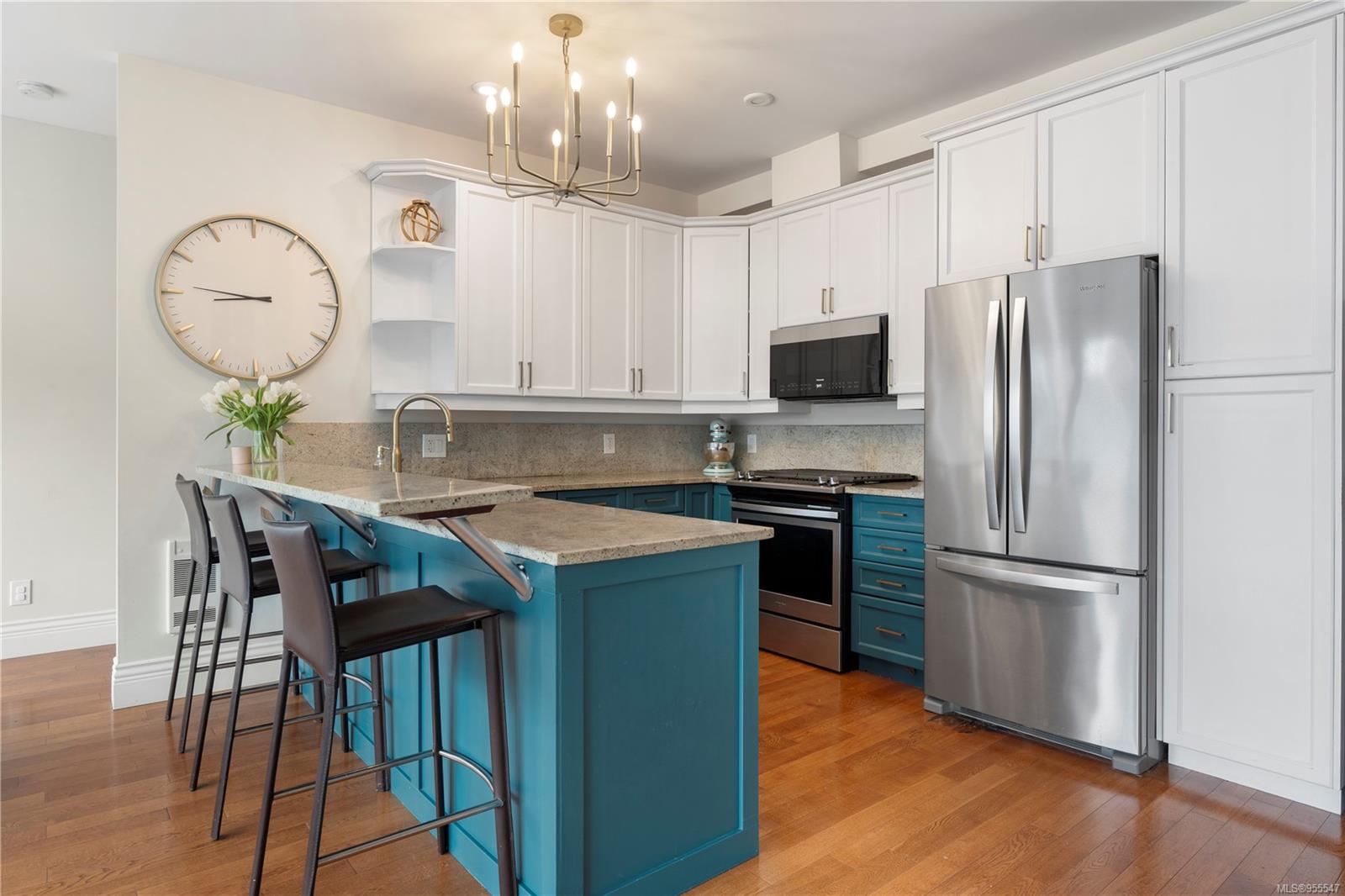 1602 Quadra St # 206