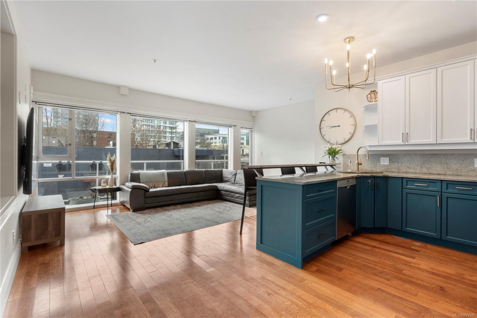 1602 Quadra St # 206