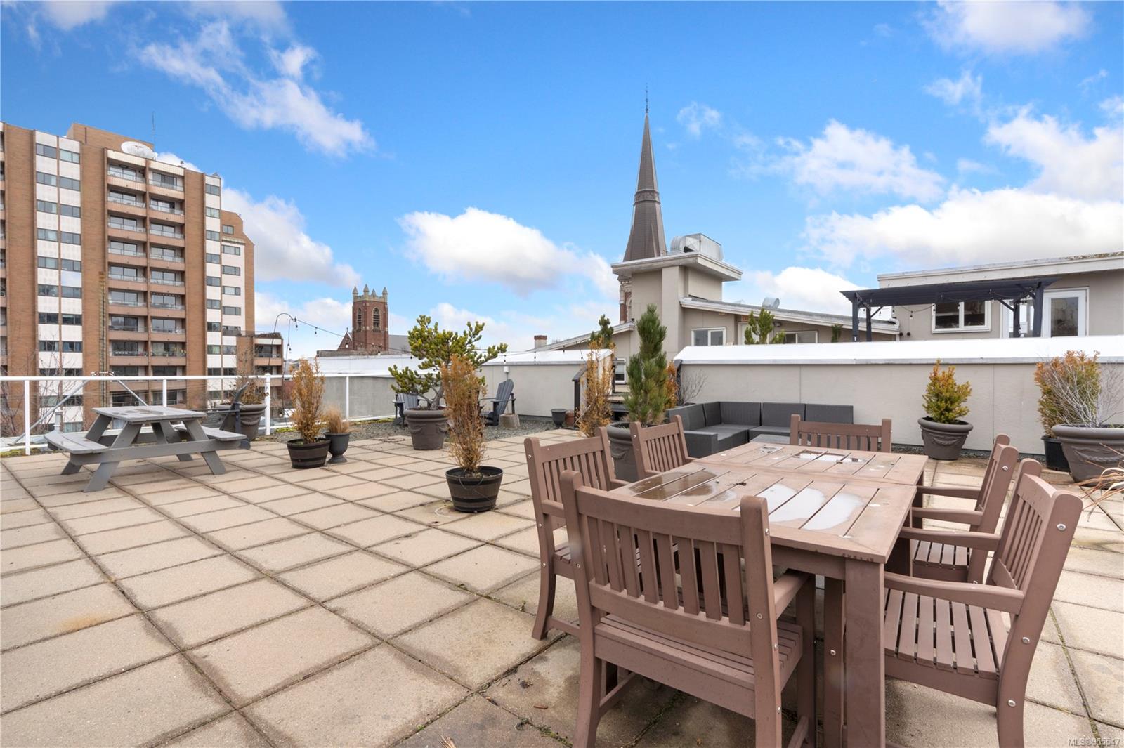 1602 Quadra St # 206