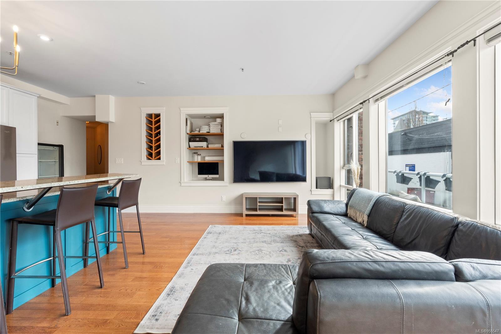 1602 Quadra St # 206