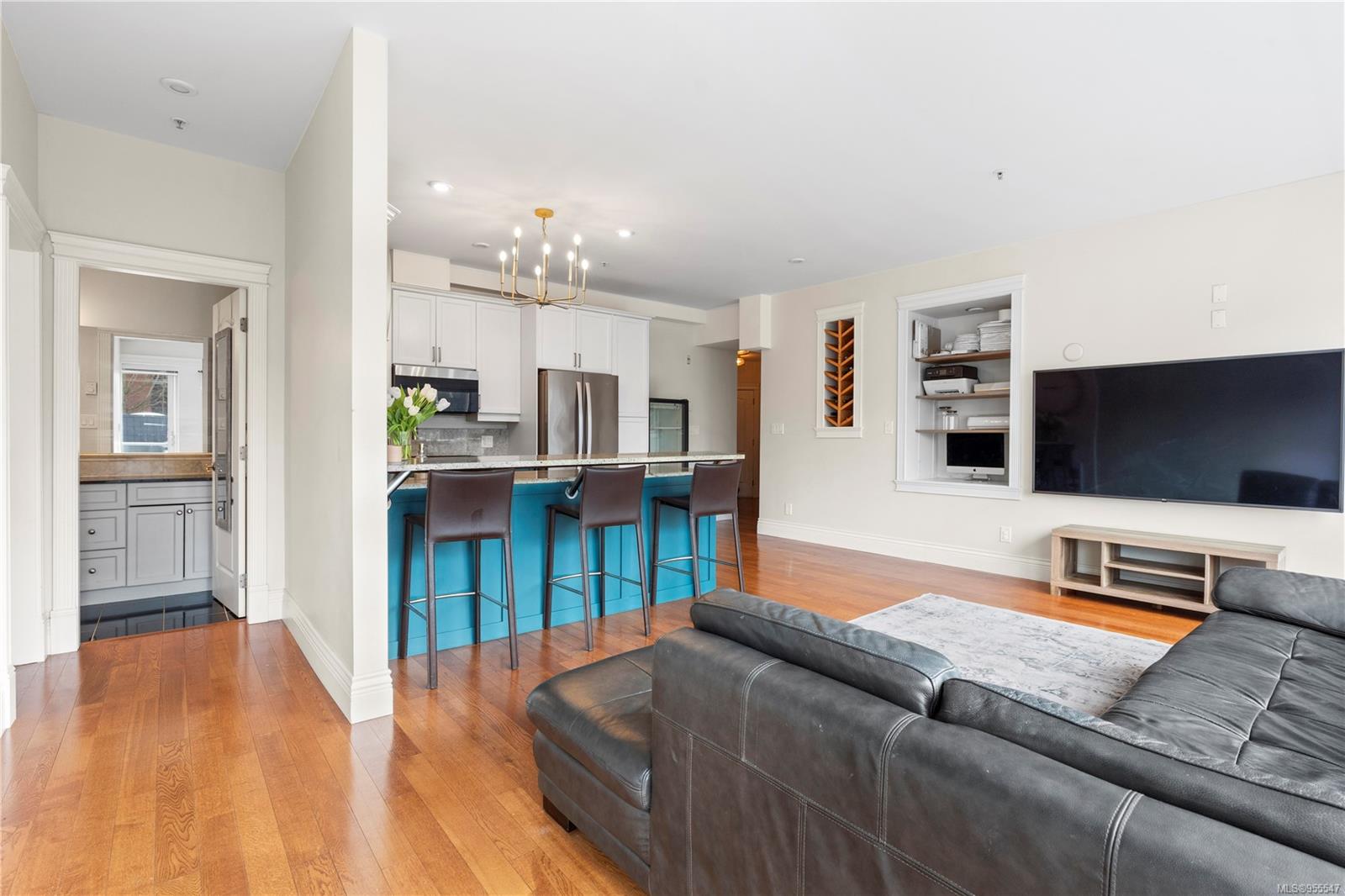 1602 Quadra St # 206