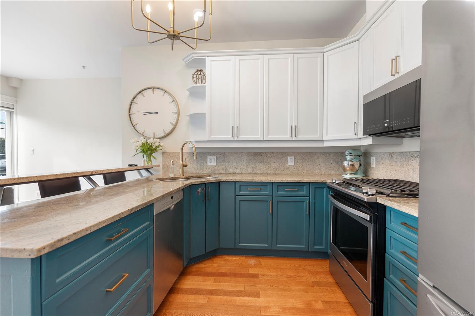 1602 Quadra St # 206