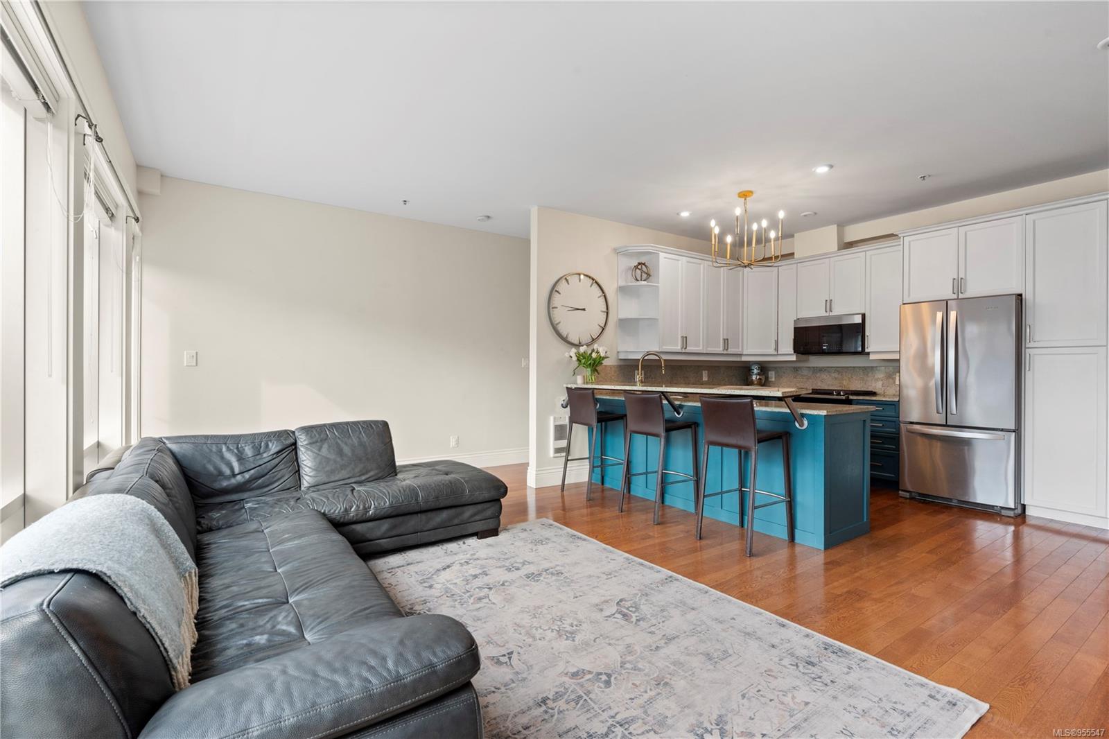 1602 Quadra St # 206