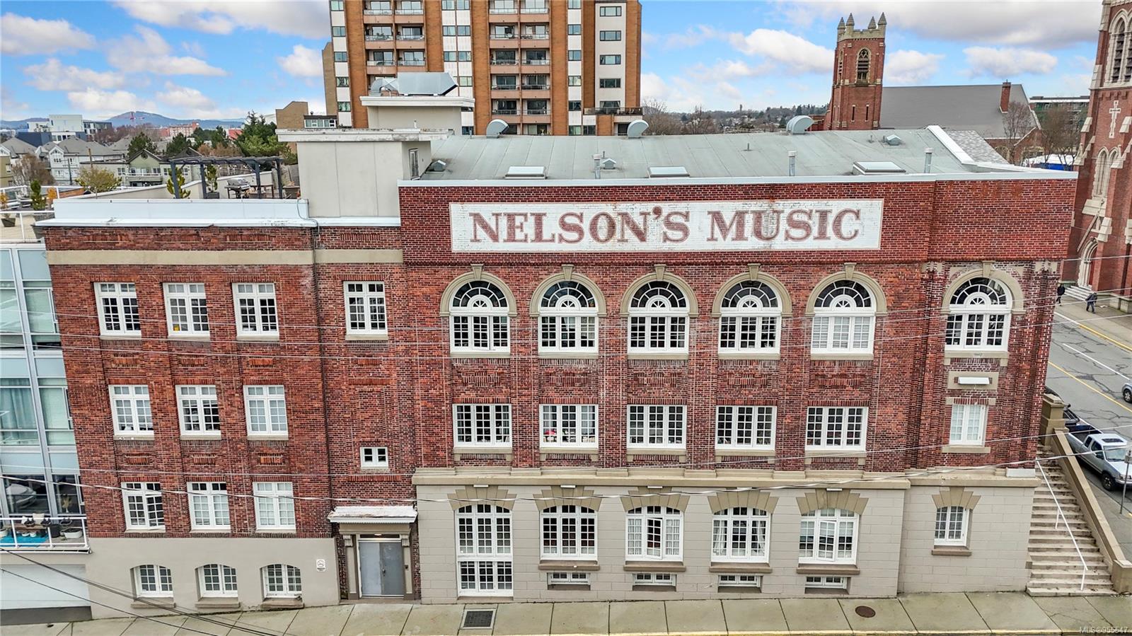 1602 Quadra St # 206