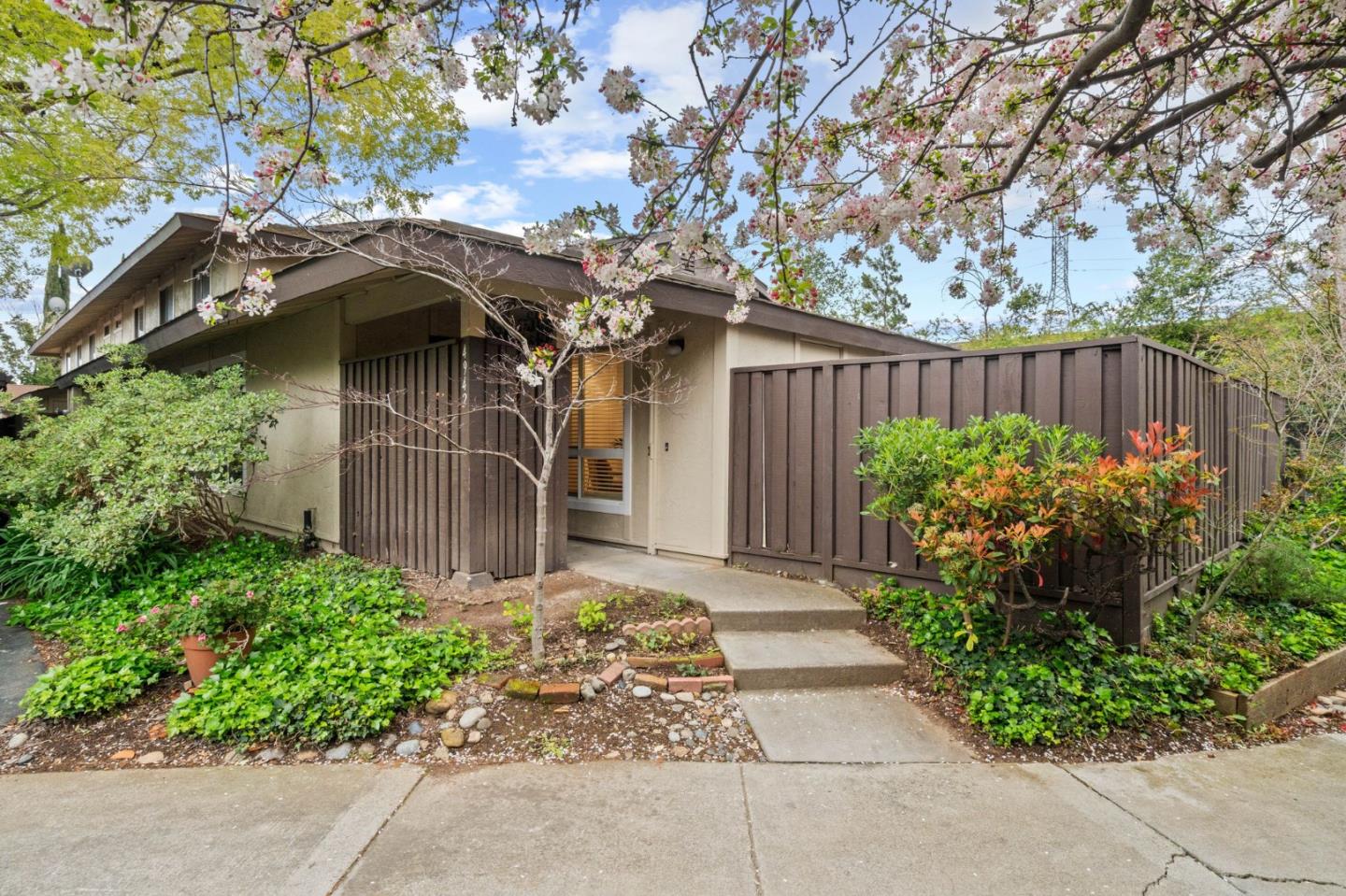 4942 Poplar TER