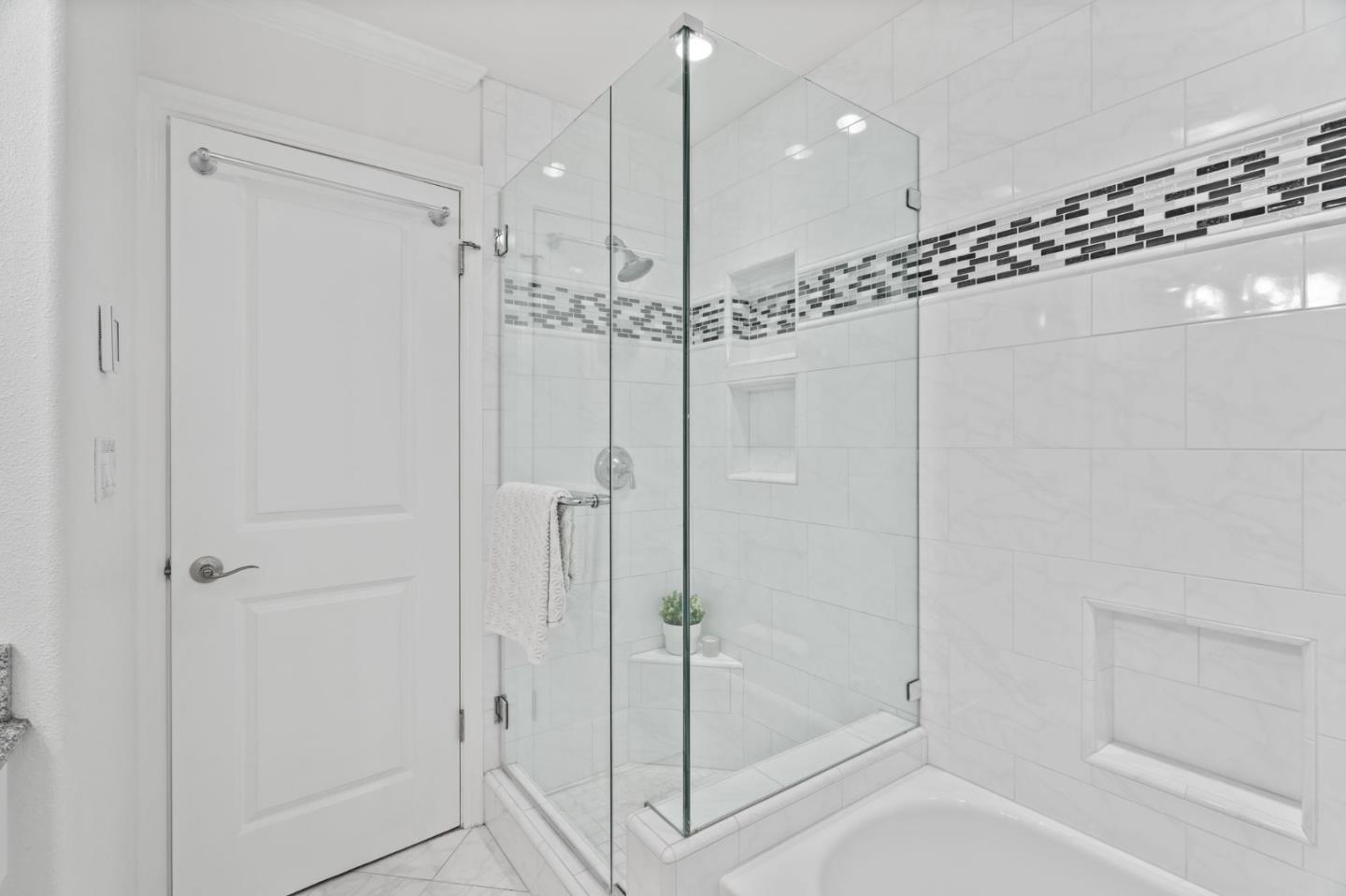 255 South Rengstorff Avenue 176