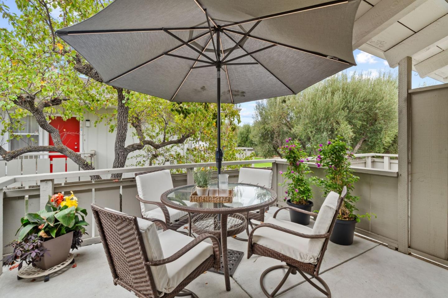 255 South Rengstorff Avenue 176