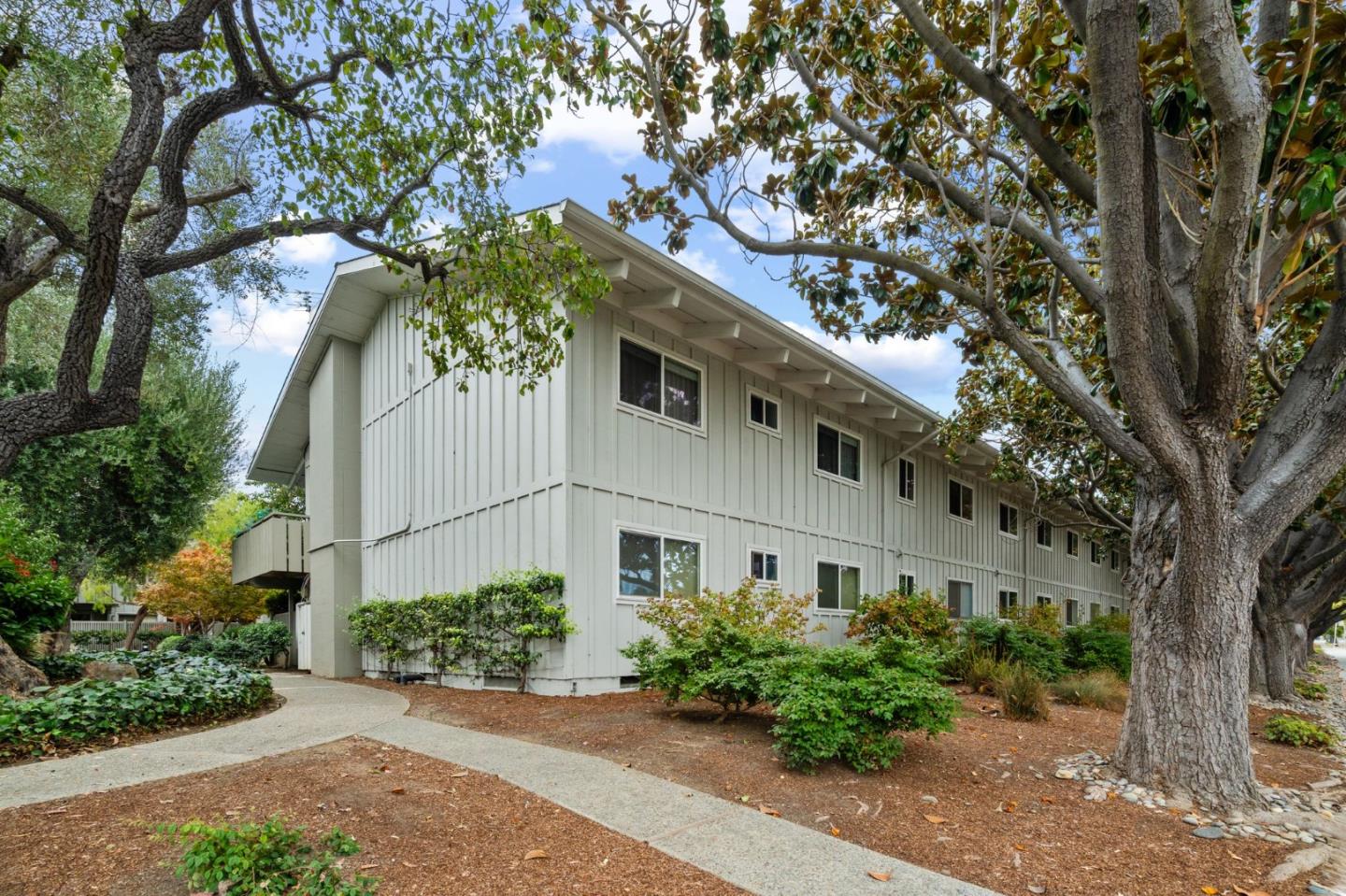 255 South Rengstorff Avenue 176