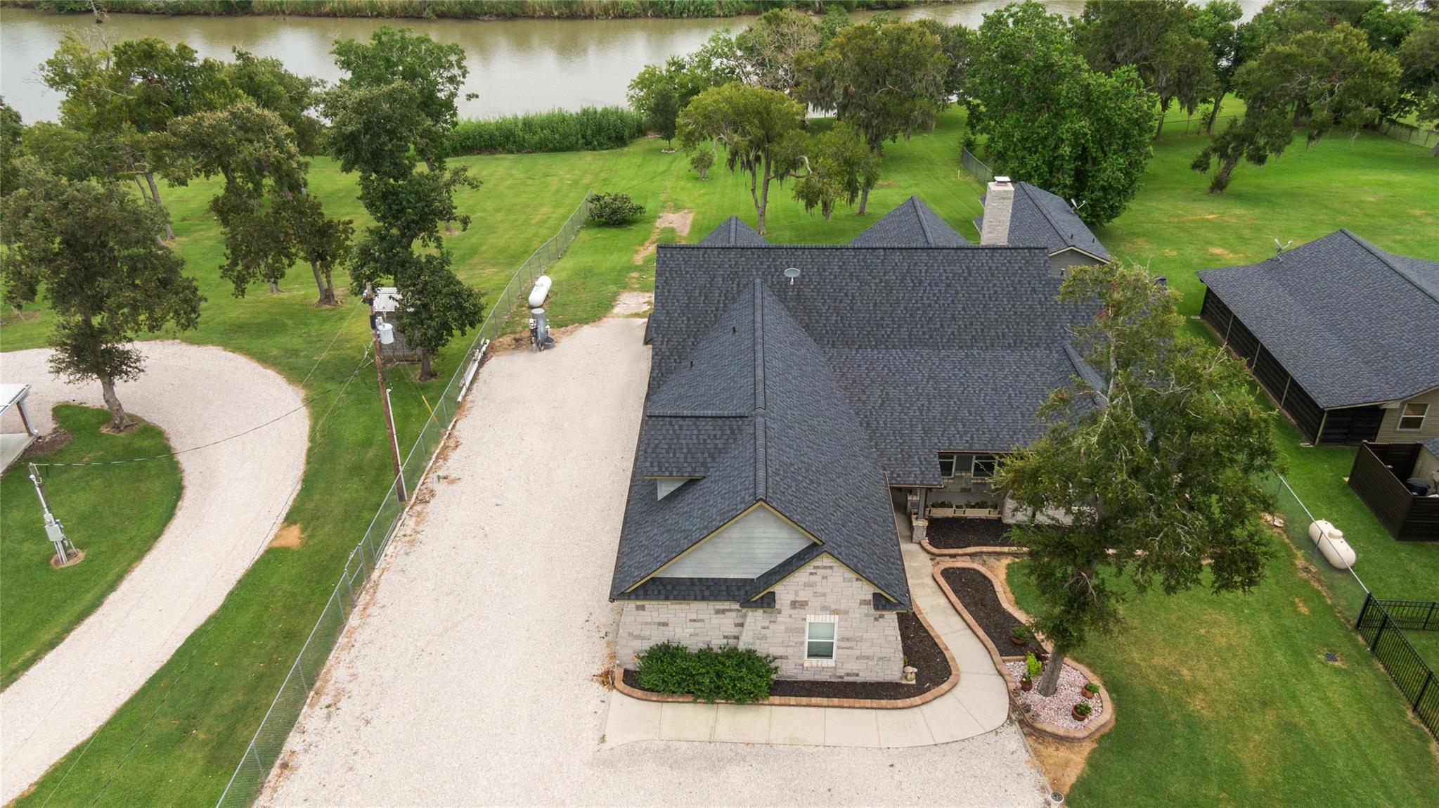 8133 N Fm 565