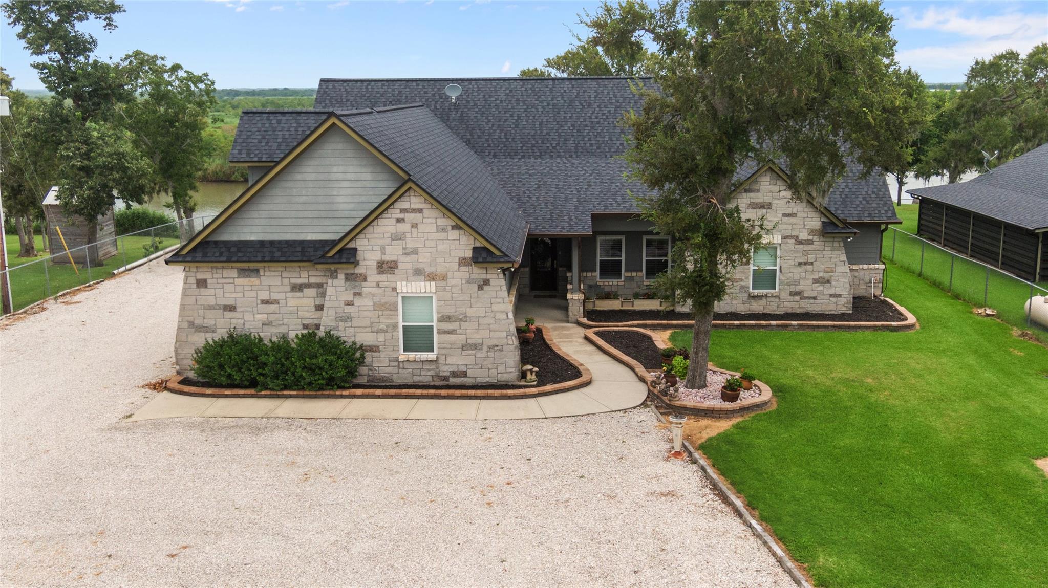 8133 N Fm 565