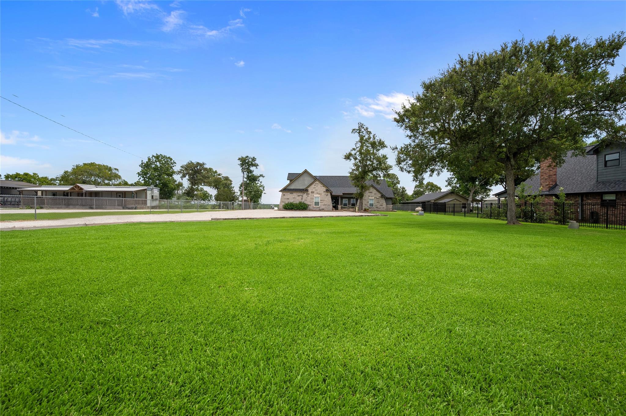8133 N Fm 565