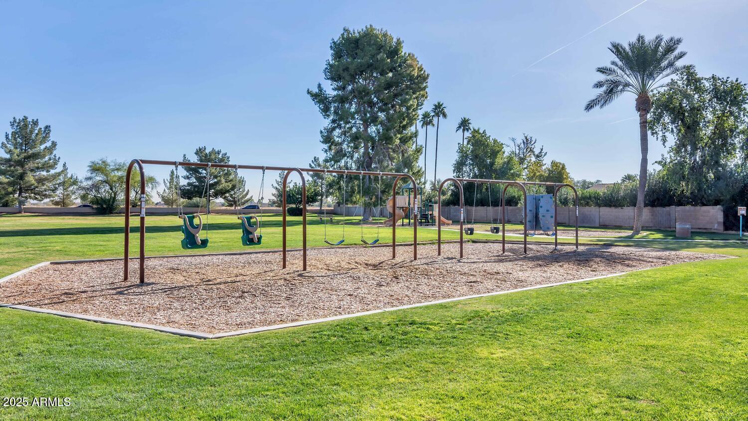 1035 N VISTA VERDE
