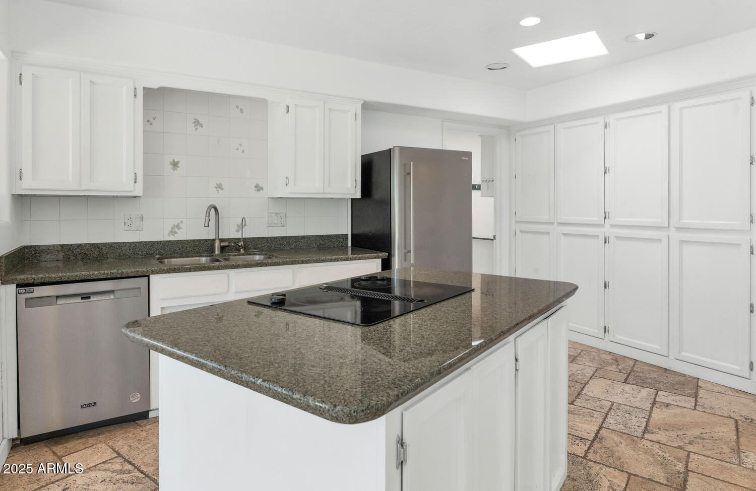1035 N VISTA VERDE